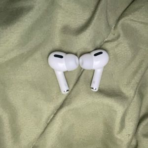 AirPods Pro 3 with no Charging Case
